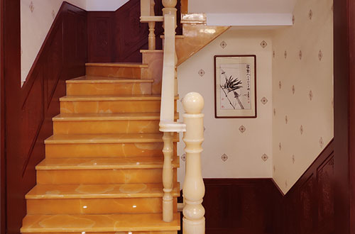 井研中式别墅室内汉白玉石楼梯的定制安装装饰效果